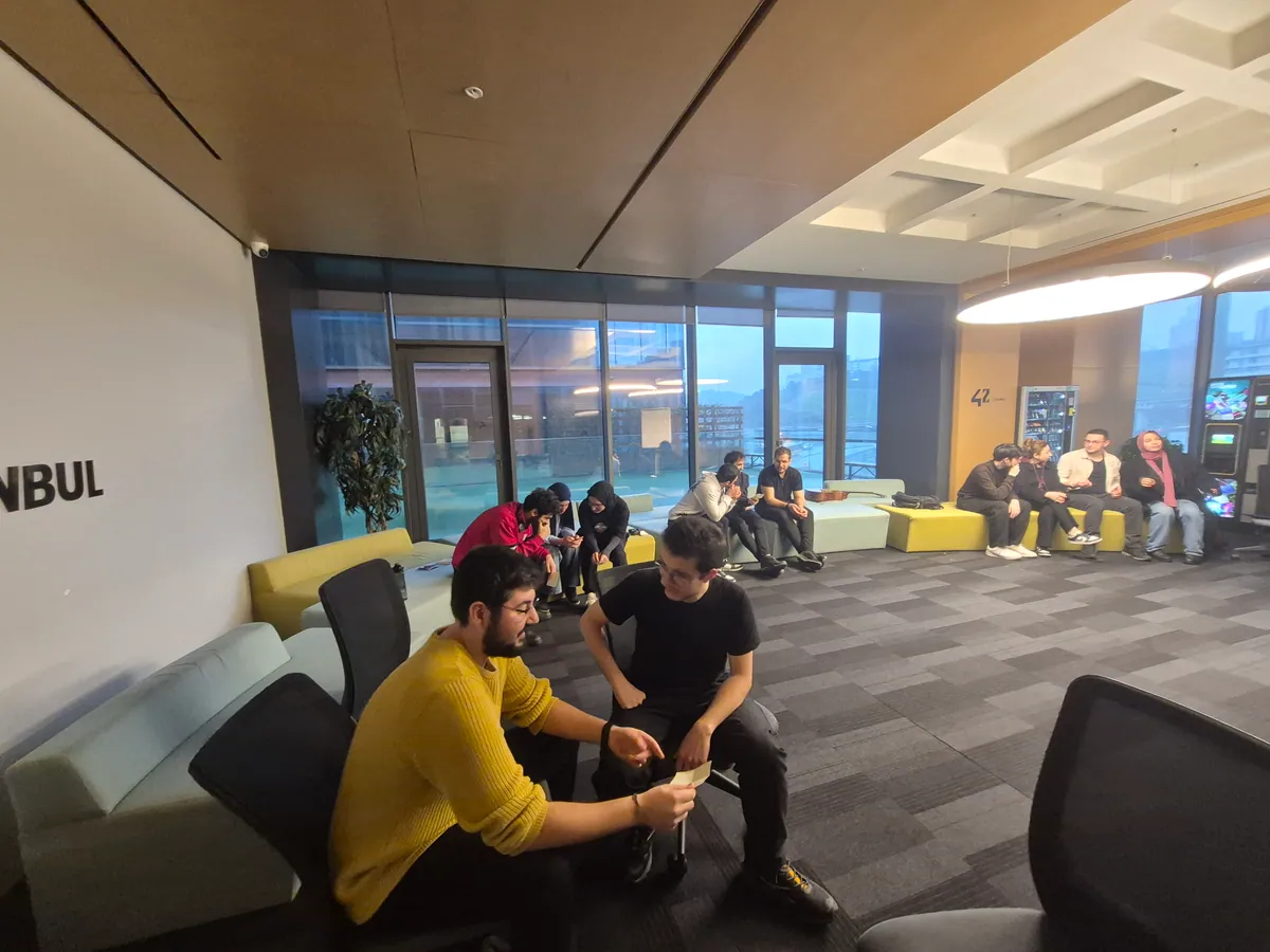 Katılımcılar küçük gruplar halinde fikir alışverişi yapıyor.