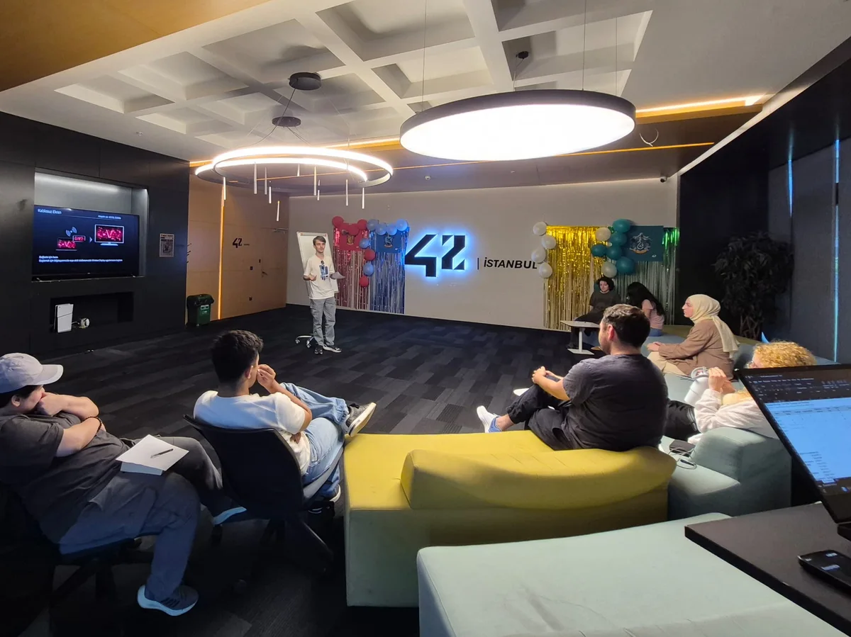 Mini ideathon sunum buluşmasında bir katılımcı diğer katılımcılara fikrini anlatıyor.